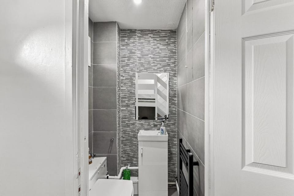 Arbour House 1 and 2 l 6 Bedrooms l Sleeps 10 l Free Parking l Spacious Garden l Fast Wifi I Smart TVs I Self-Check-In I By Yoko Property House in Northampton