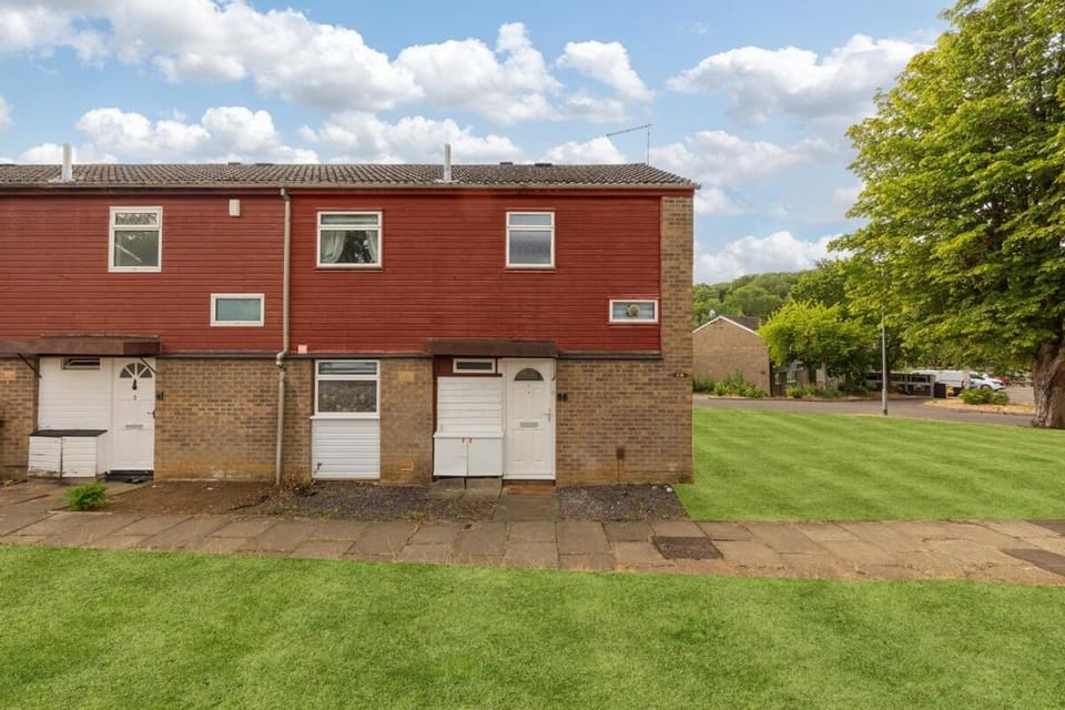 Arbour House 1 and 2 l 6 Bedrooms l Sleeps 10 l Free Parking l Spacious Garden l Fast Wifi I Smart TVs I Self-Check-In I By Yoko Property House in Northampton