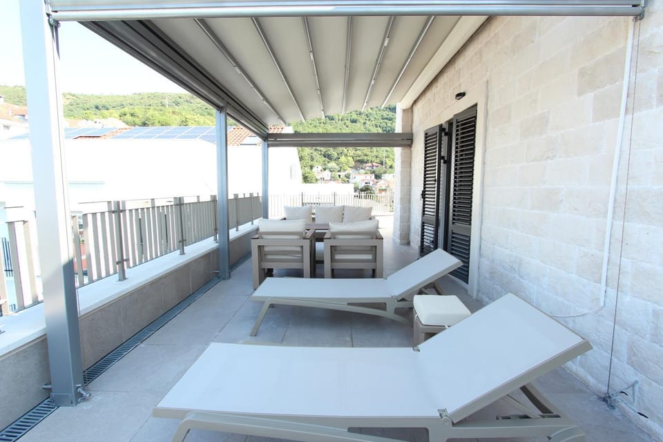View (from property/room), Balcony/Terrace, sunbed