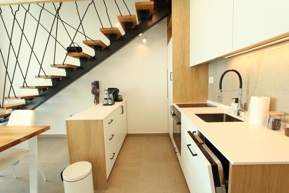 Coffee/tea facilities, Kitchen or kitchenette, dishwasher, stove