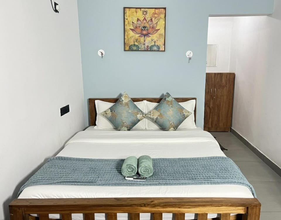 Bed, Photo of the whole room, Bedroom, towels