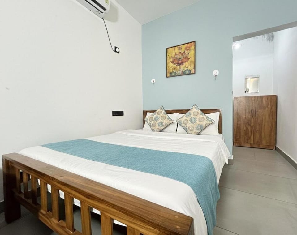 Bed, Photo of the whole room, Bedroom, air conditioner