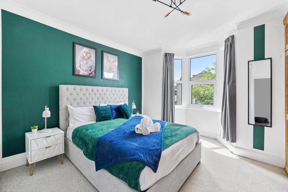 The Emerald Haven - Overlooking the Park House in Bristol