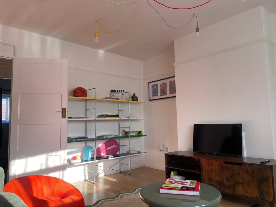 TV and multimedia, Living room, Seating area, Evening entertainment