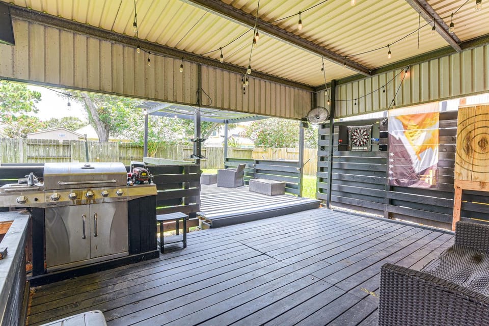 Games & Yard! Family Home Near Kemah Boardwalk House in League City