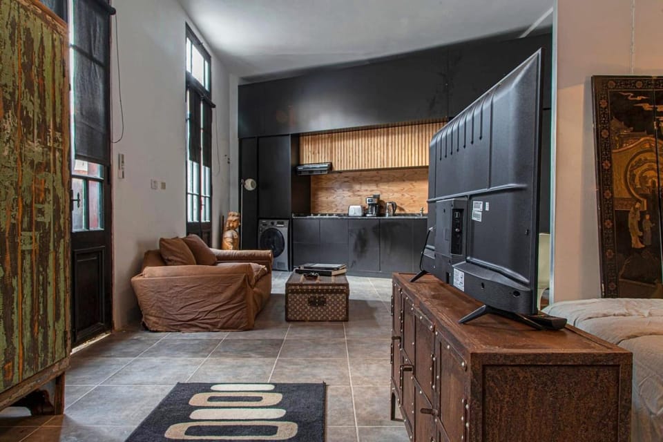 Kitchen or kitchenette, Living room, Seating area
