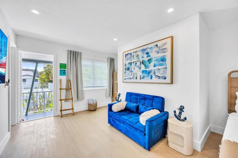 Kemps Ridley 8- Oceanfront King Studio- Full Kitchen Apartment in Lauderdale-by-the-Sea