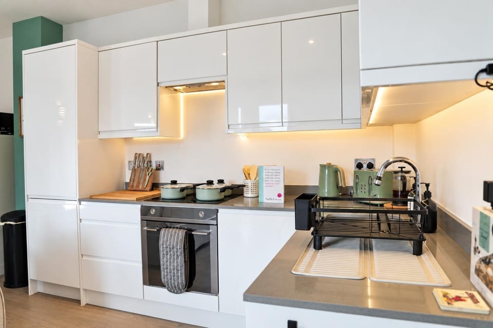Coffee/tea facilities, Kitchen or kitchenette, oven, stove, toaster, kitchen