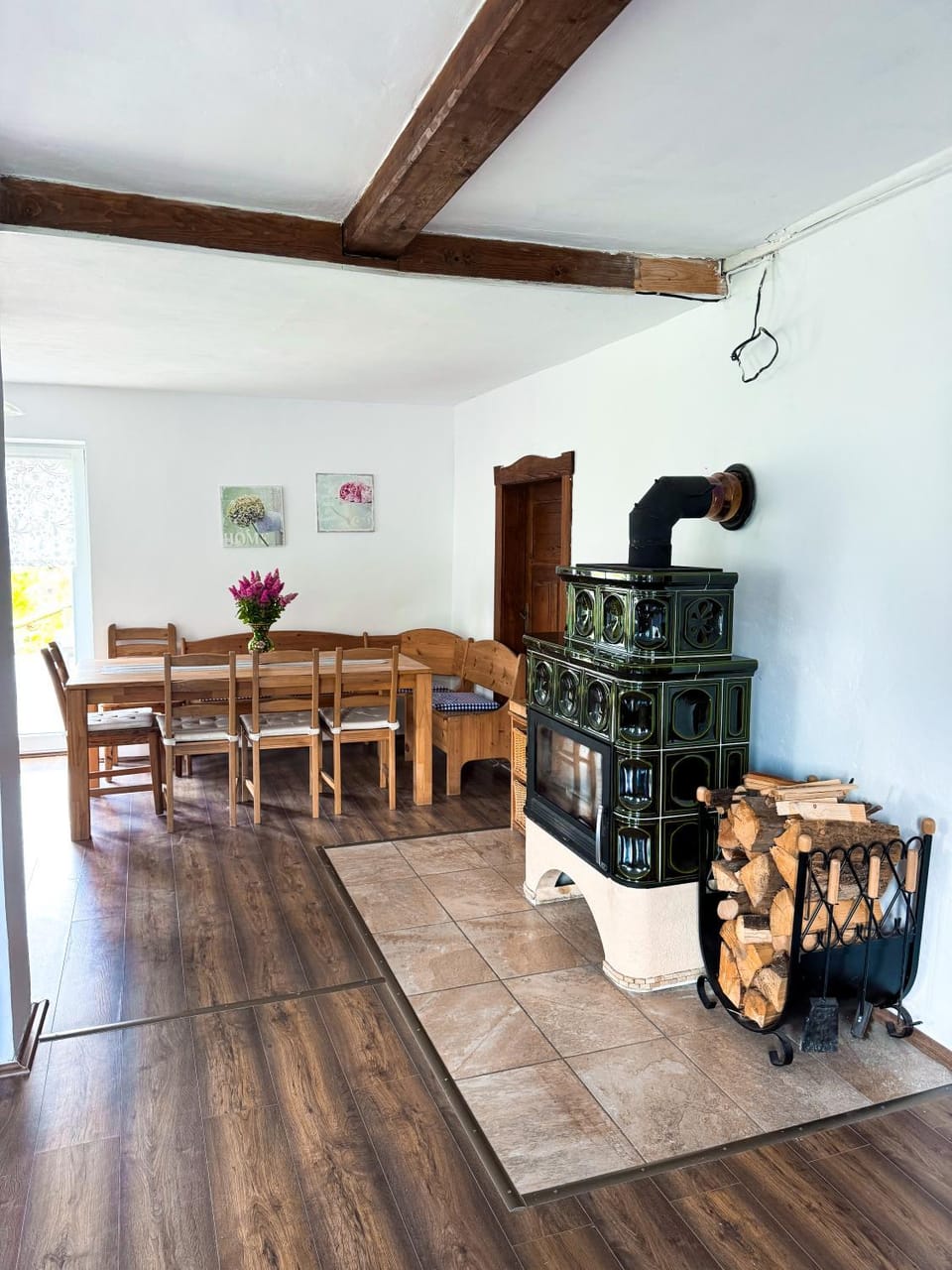 Seating area, Dining area, fireplace