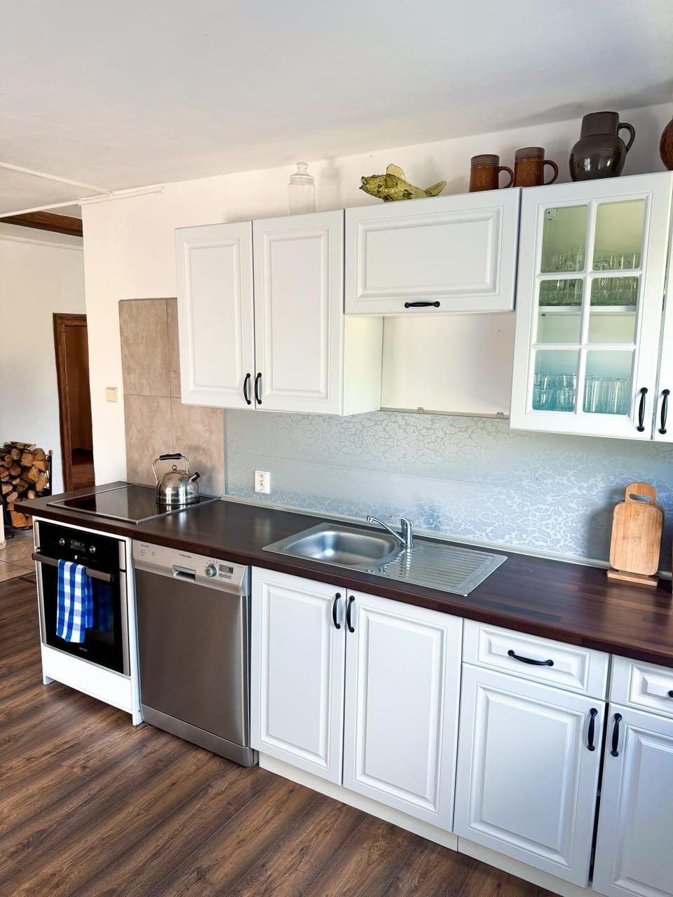 Kitchen or kitchenette, dishwasher, stove