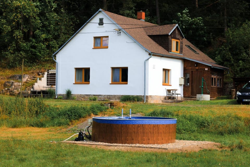 Property building, Day, Swimming pool