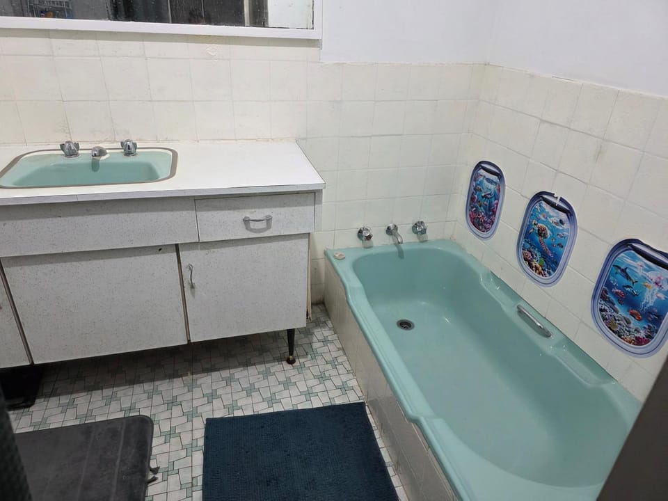 Room-3 Shared House near perth airport Bed and Breakfast in Perth