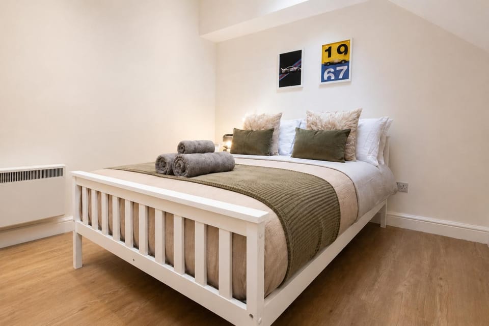 Elegant 4-Bedroom Shoreditch Home with Easy Access to Brick Lane & Liverpool Street Apartment in London Borough of Islington