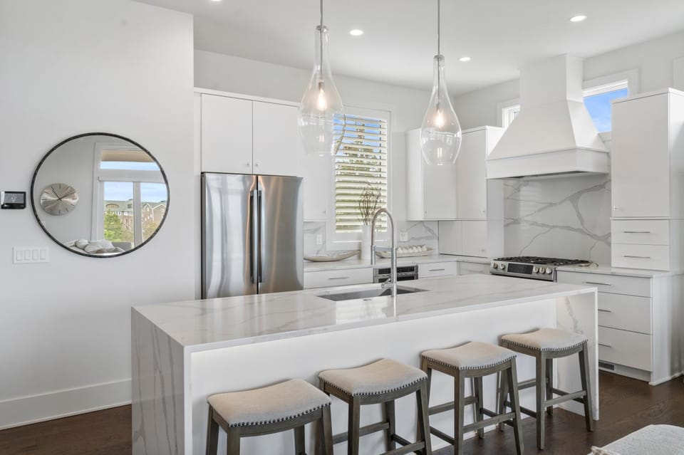 Ridge 3: A luxurious 4-bedroom retreat in Bay Harbor with stunning lake views. House in Bay Harbor