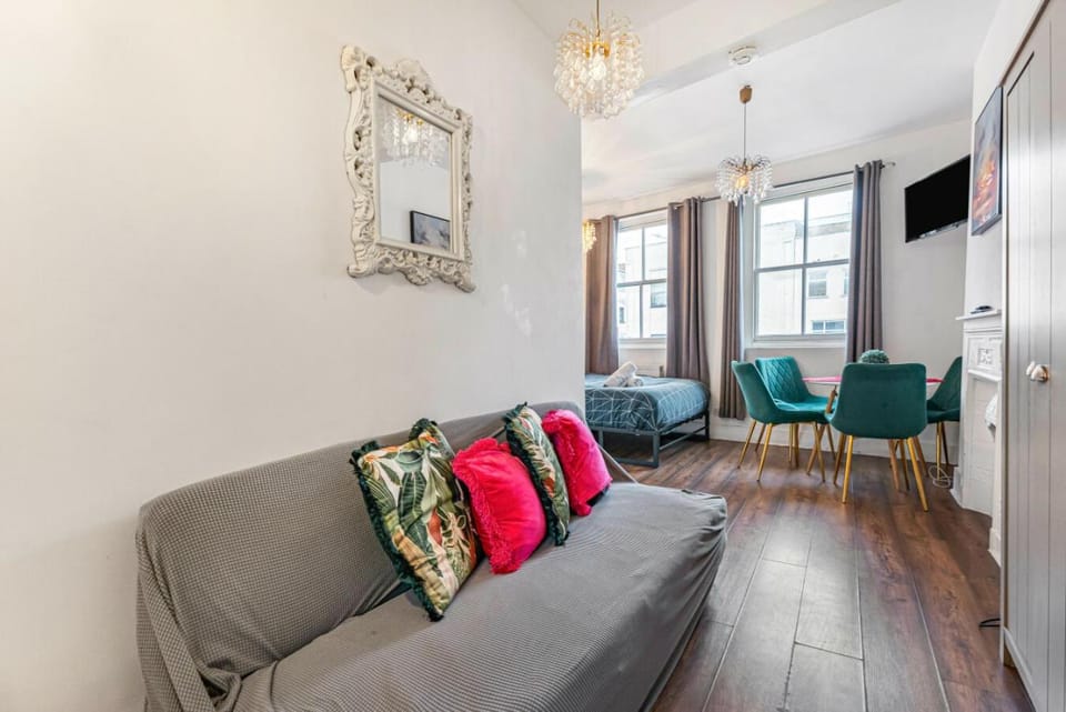 Private Tower Bridge Studio flat with bathroom and kitchen Apartment in London