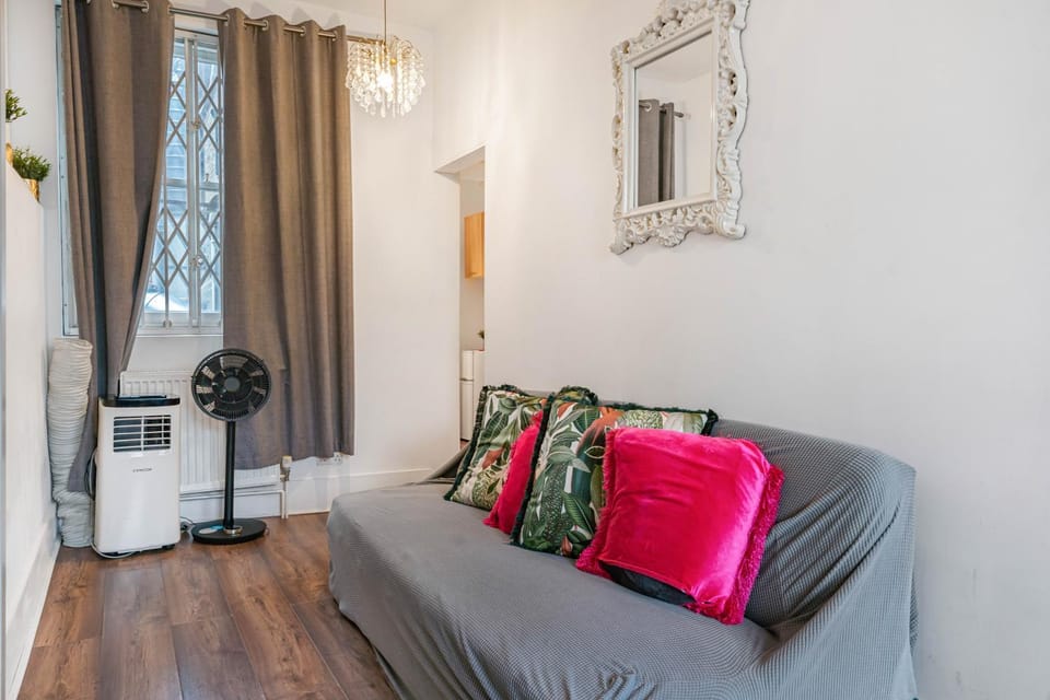 Private Tower Bridge Studio flat with bathroom and kitchen Apartment in London