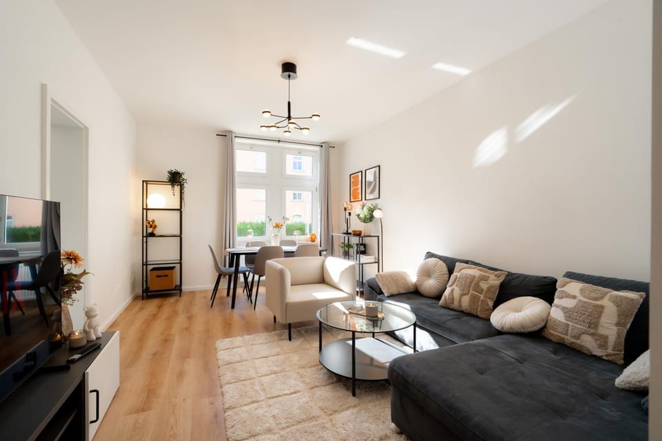 Communal lounge/ TV room, TV and multimedia, Living room, Seating area, Dining area, Evening entertainment