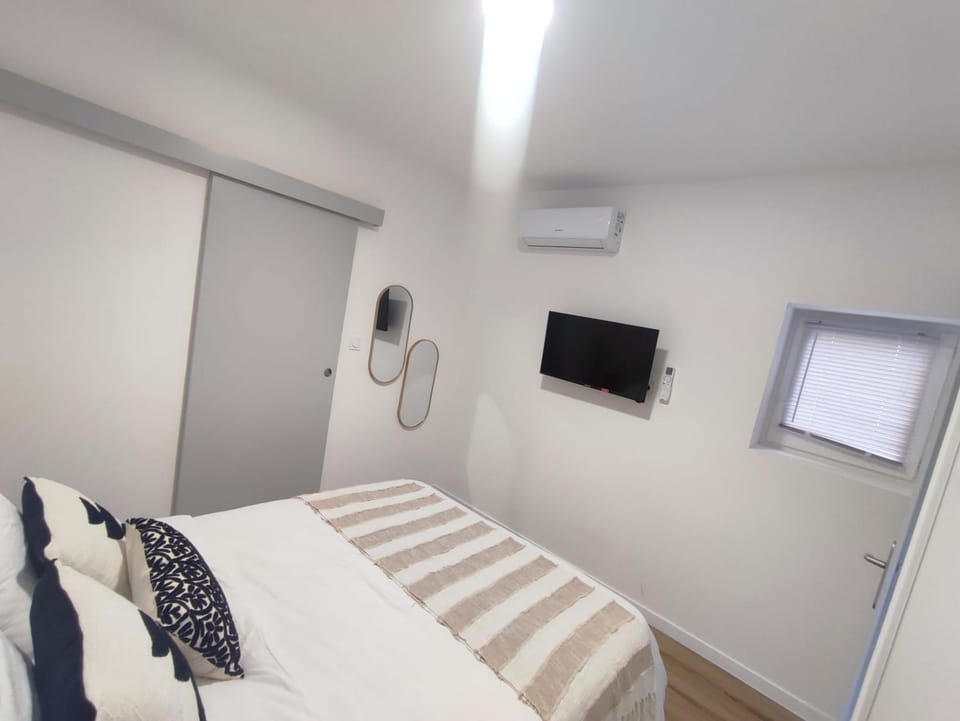 Bed, TV and multimedia, Bedroom, air conditioner