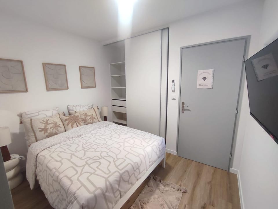 Bed, TV and multimedia, Photo of the whole room, Bedroom, wardrobe