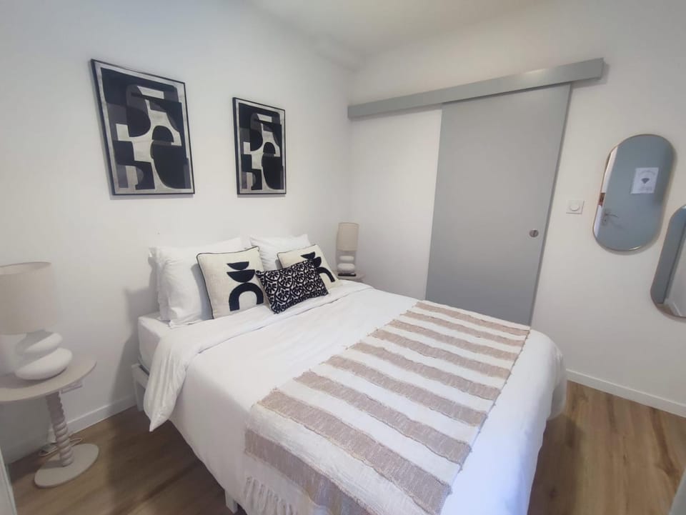 Toilet, Bed, Bathroom, Photo of the whole room, Bedroom, towels