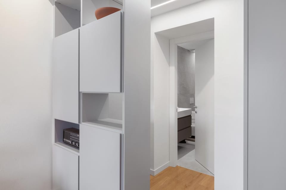 Photo of the whole room, Bedroom, wardrobe