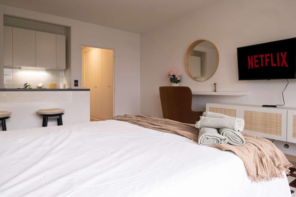 Mornet Studio with Balcony Apartment in Paris