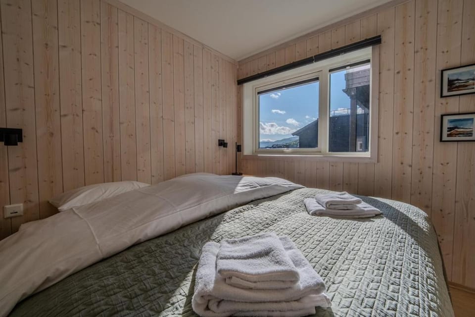 Bed, Natural landscape, Photo of the whole room, Bedroom, Mountain view