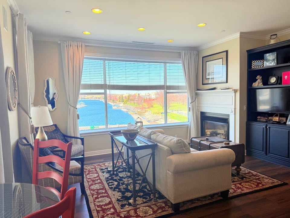 Starboard Suite 203: Cozy 2-bedroom condo with marina views in Bay Harbor, MI. Apartment in Bay Harbor