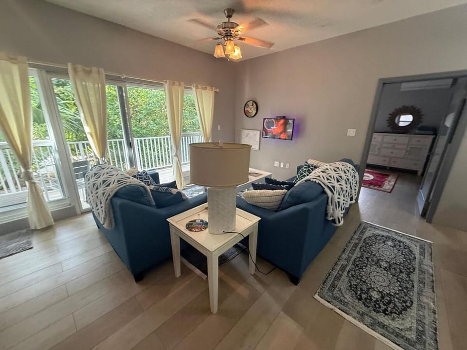 One Bedroom Luxurious Beach Front Villa Pool-Gym-AC Sleeps 5! Apartment in Antigua and Barbuda