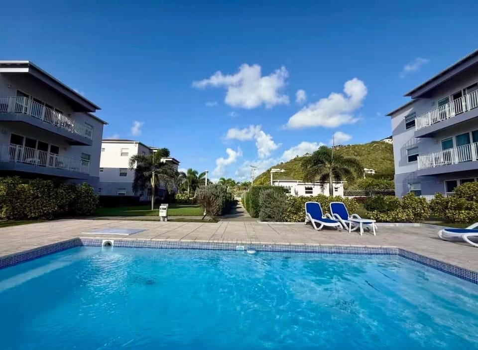 One Bedroom Luxurious Beach Front Villa Pool-Gym-AC Sleeps 5! Apartment in Antigua and Barbuda