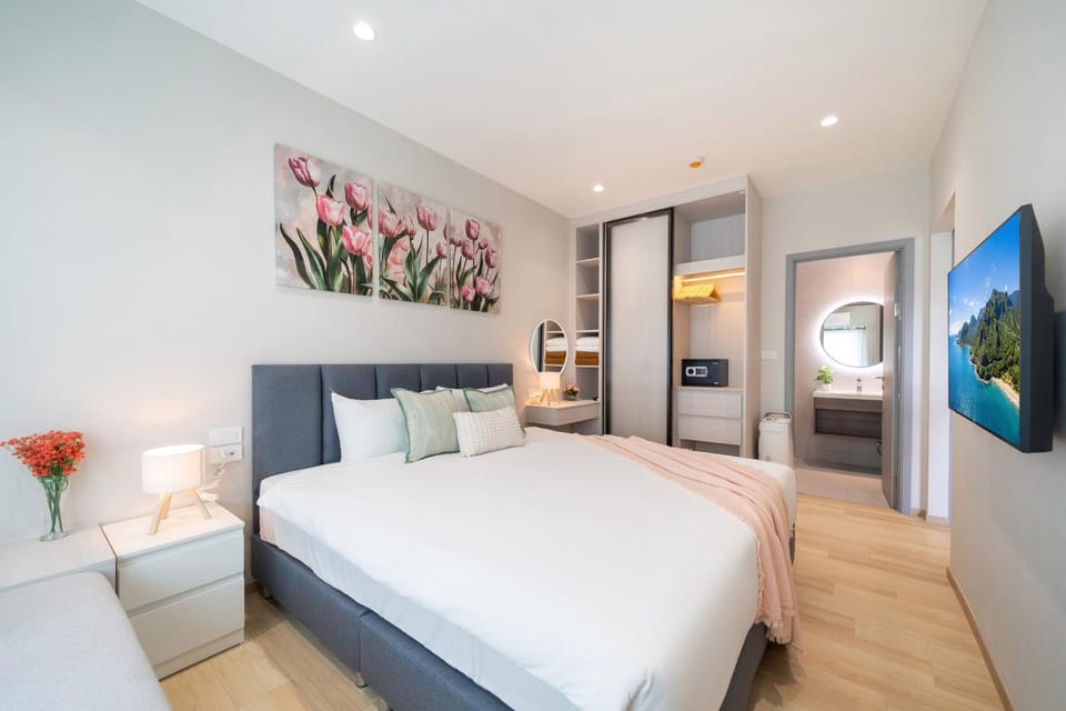 Bed, TV and multimedia, Photo of the whole room, Bedroom