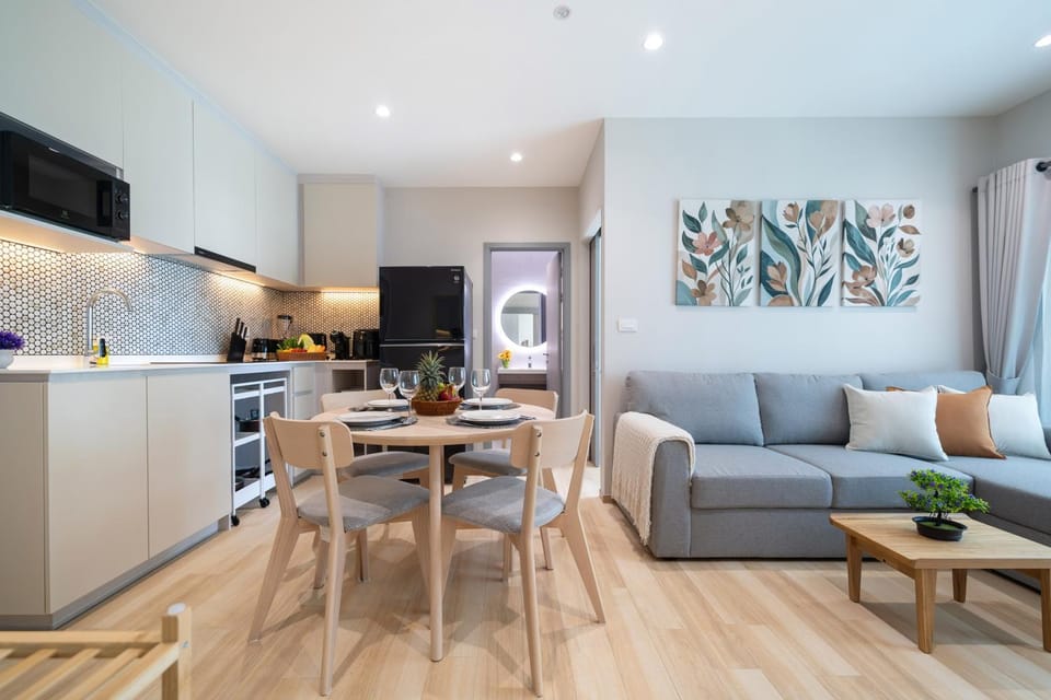 Kitchen or kitchenette, Living room, Seating area, Dining area