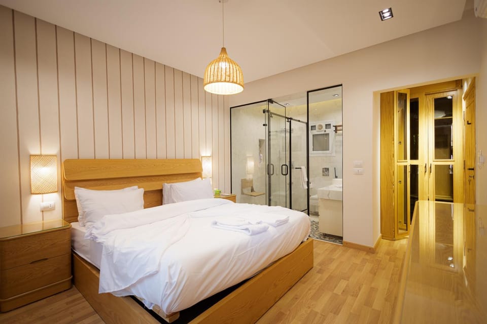 Shower, Bed, Bathroom, Photo of the whole room, Bedroom, wardrobe