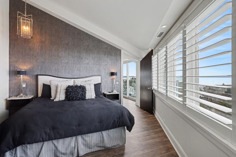 Experience luxury at The Pinnacle 510 in Bay Harbor, featuring 2 King beds and stunning lake views. Apartment in Bay Harbor