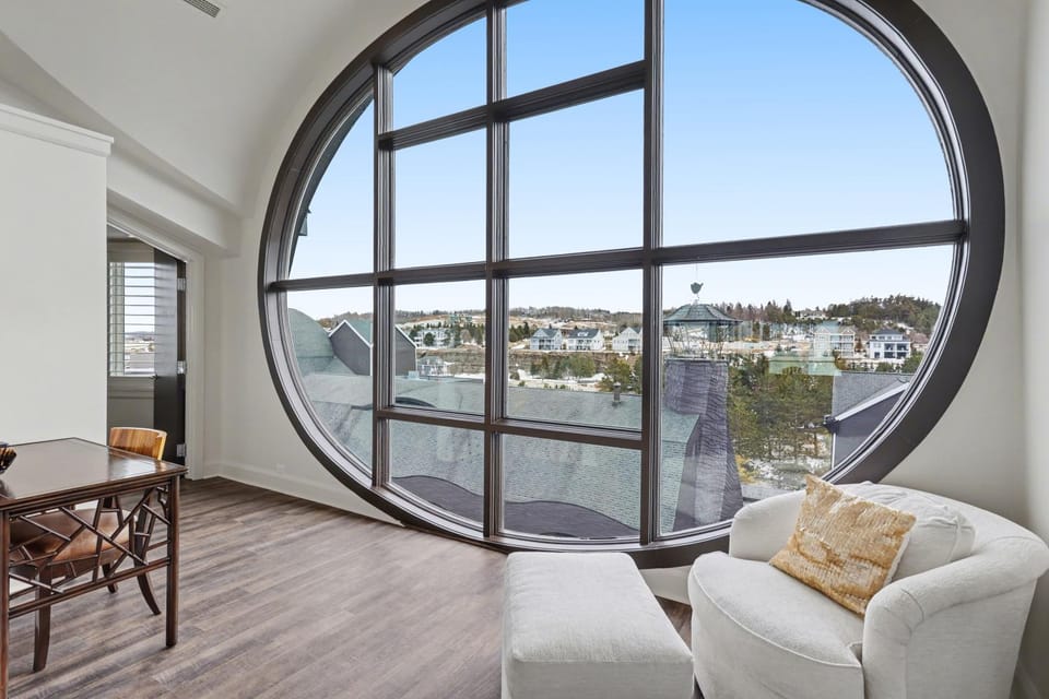 Experience luxury at The Pinnacle 510 in Bay Harbor, featuring 2 King beds and stunning lake views. Apartment in Bay Harbor