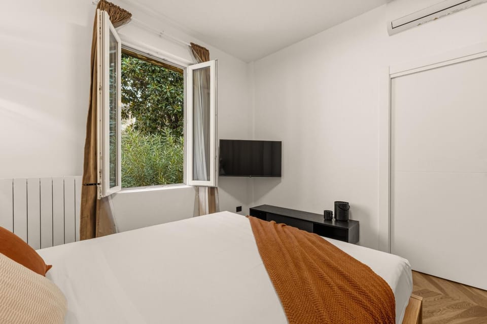 Spring, Bed, Day, Night, Winter, Summer, TV and multimedia, Bedroom, Autumn, Seasons, Time of day, heating, heating, internet, internet, soundproof, wardrobe, air conditioner, air conditioner