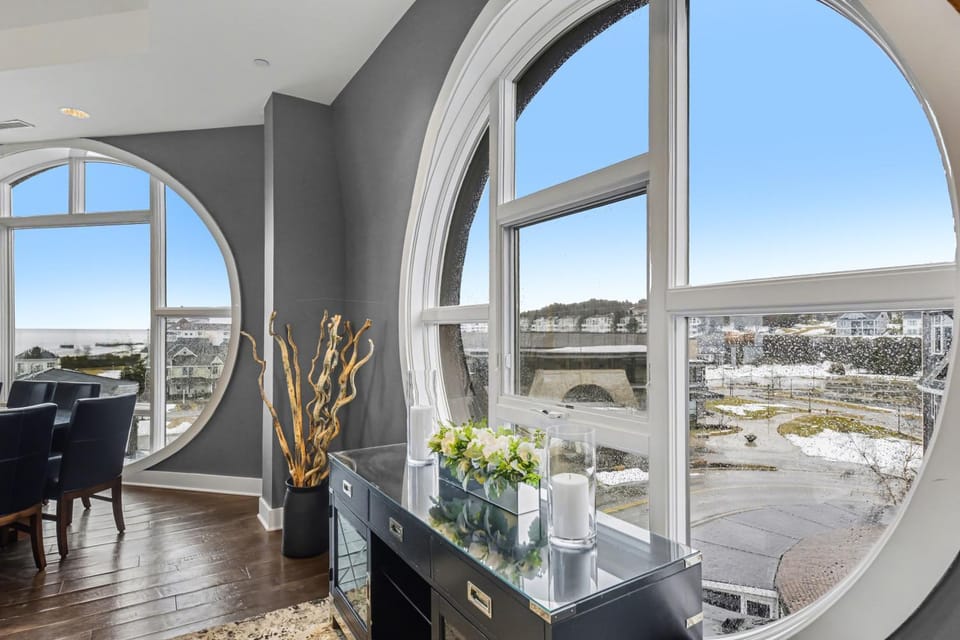 Timeless 420: Lakeside 3BR condo in Bay Harbor, perfect for up to 6 guests. Apartment in Bay Harbor