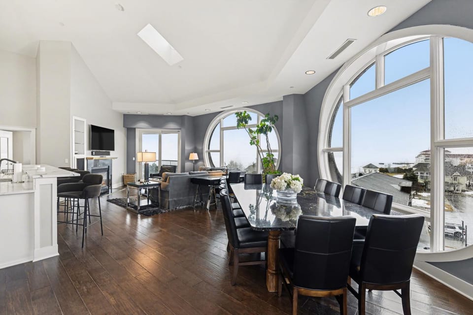 Timeless 420: Lakeside 3BR condo in Bay Harbor, perfect for up to 6 guests. Apartment in Bay Harbor