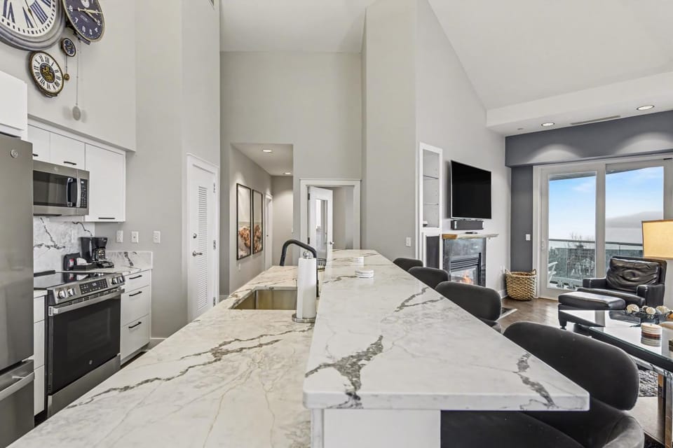 Timeless 420: Lakeside 3BR condo in Bay Harbor, perfect for up to 6 guests. Apartment in Bay Harbor