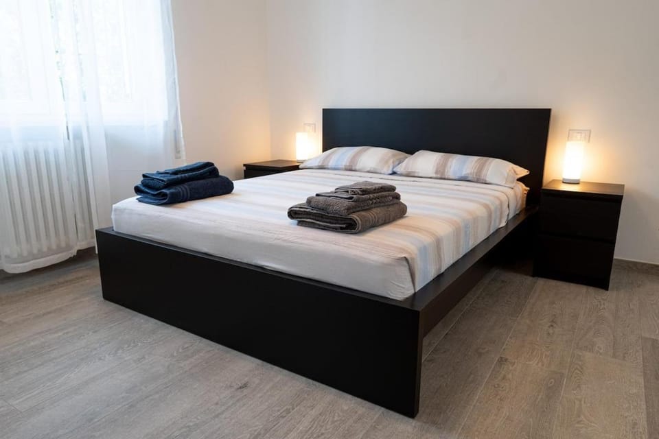 Bed, Bedroom, towels