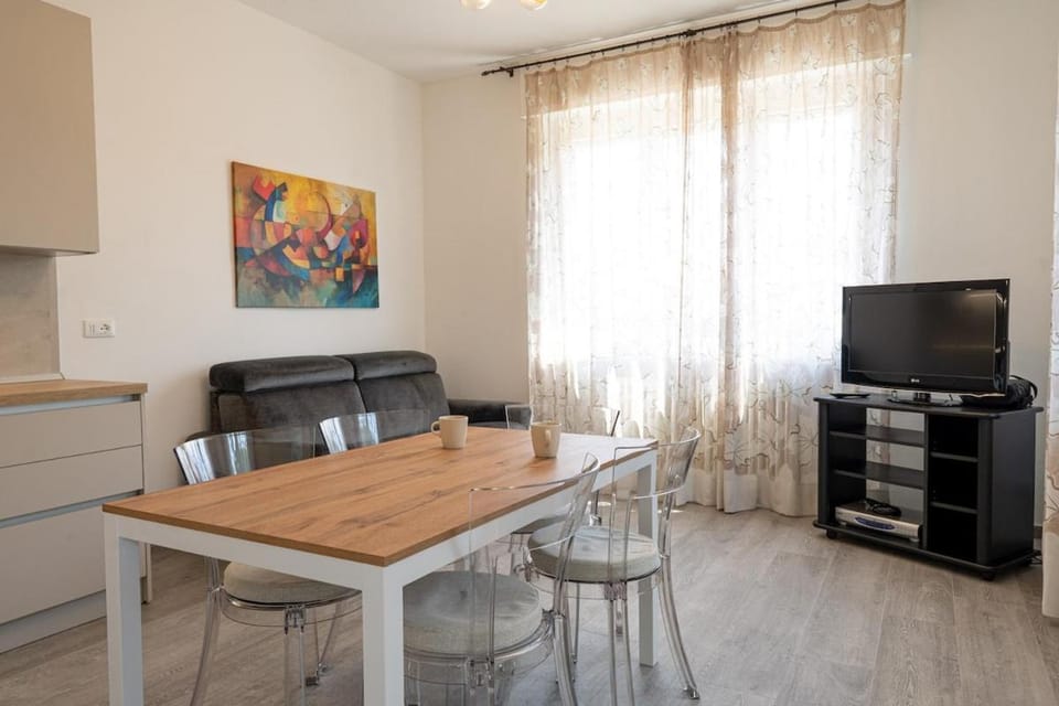 TV and multimedia, Living room, Dining area, Evening entertainment