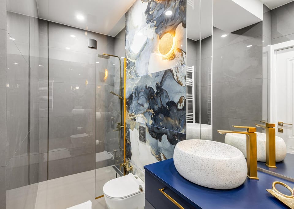 Shower, Toilet, towels
