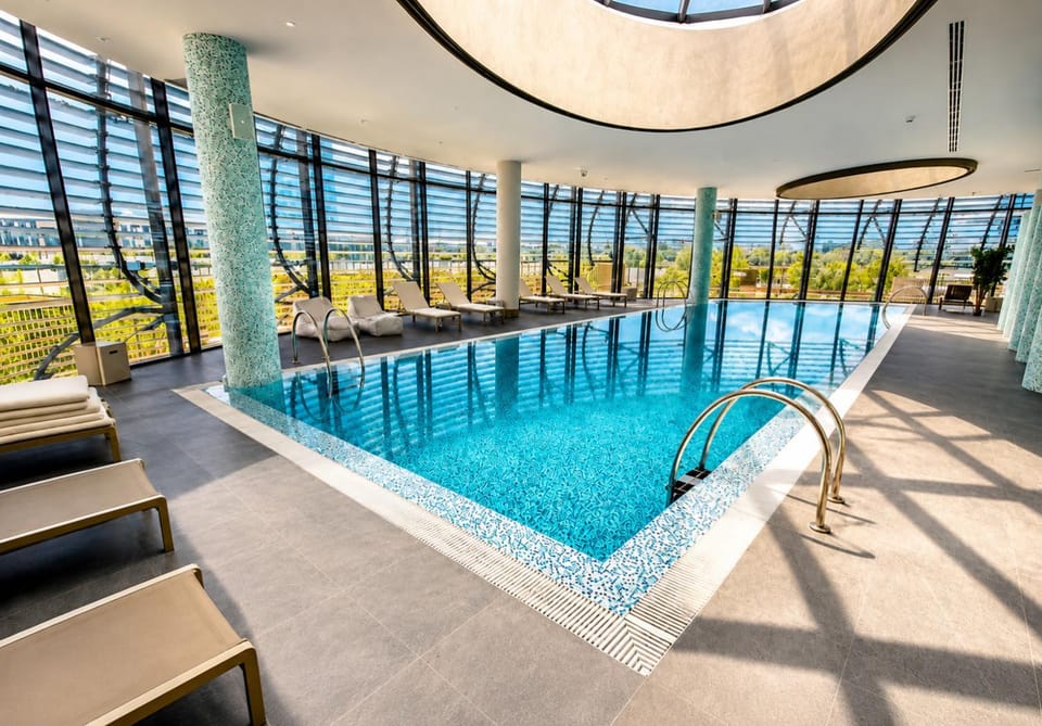 Swimming pool, sunbed