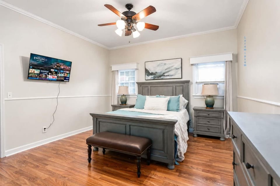 Charming Home with a Huge Fenced Yard House in Burlington