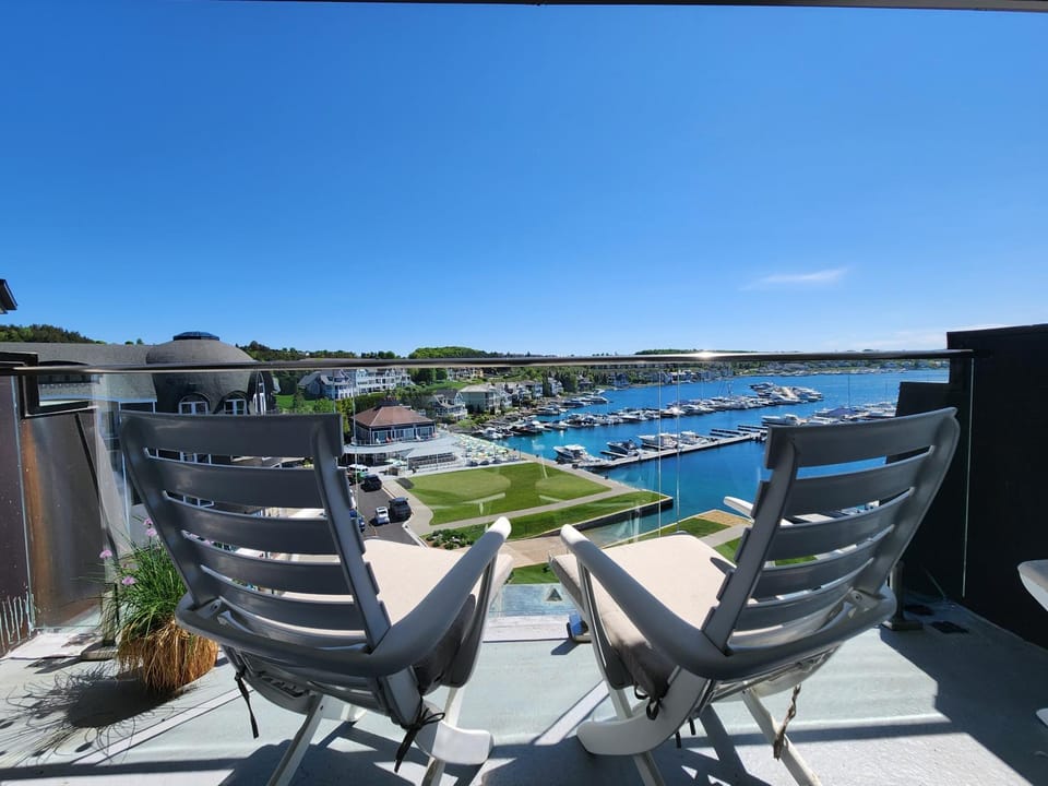 Top of the World 500: Luxurious 4-bedroom condo in Bay Harbor with marina views. Apartment in Bay Harbor