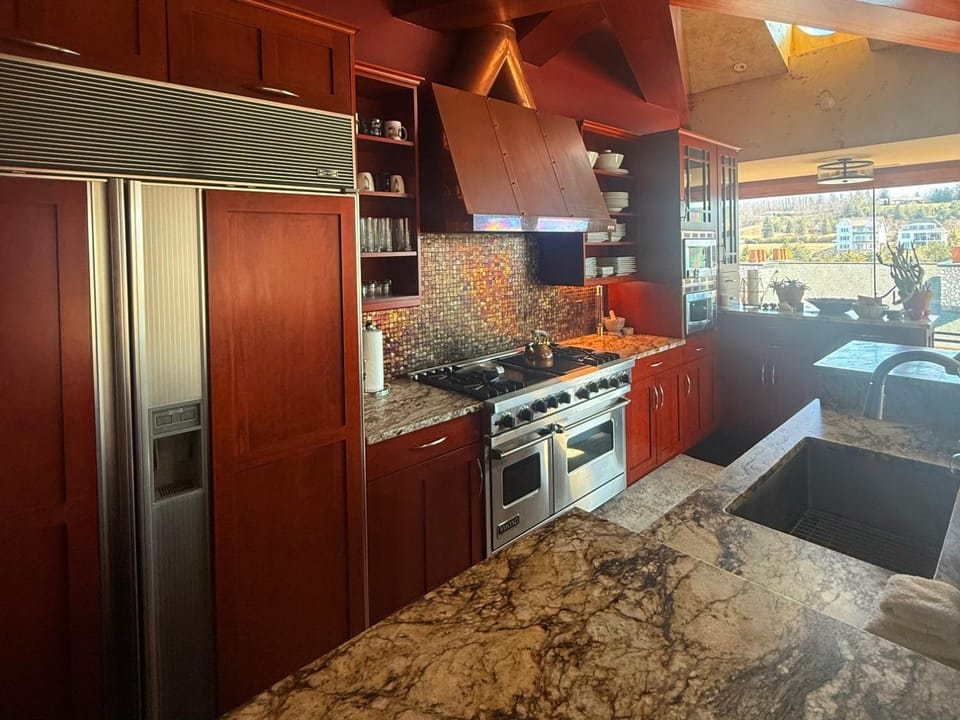 Top of the World 500: Luxurious 4-bedroom condo in Bay Harbor with marina views. Apartment in Bay Harbor