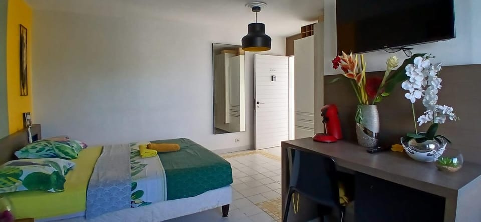 Bed, TV and multimedia, Seating area, Bedroom