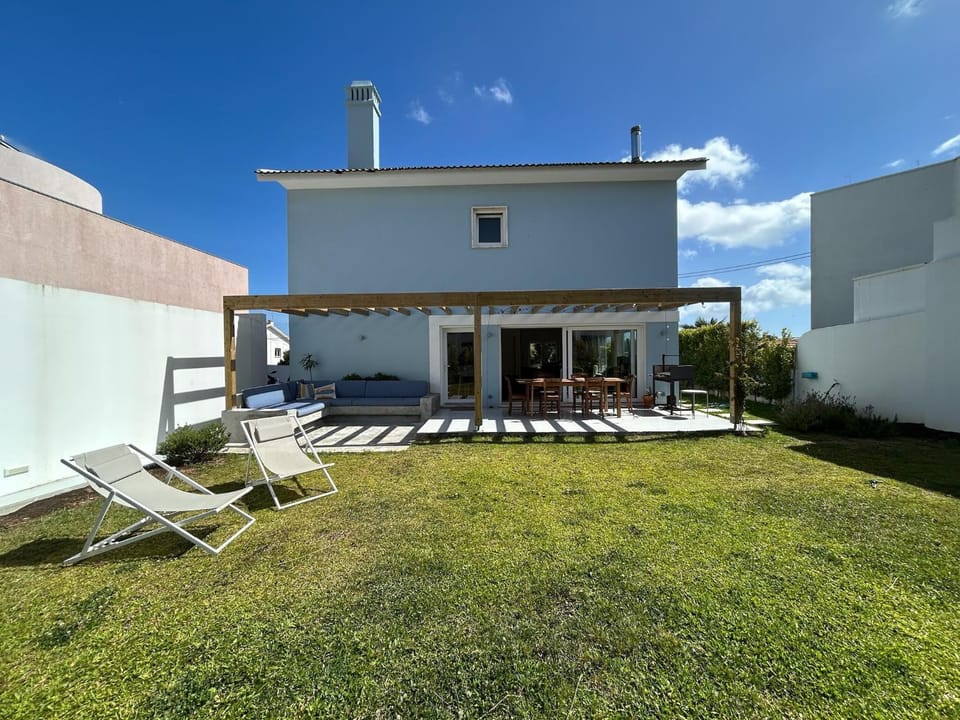 Property building, Garden, Garden view, sunbed