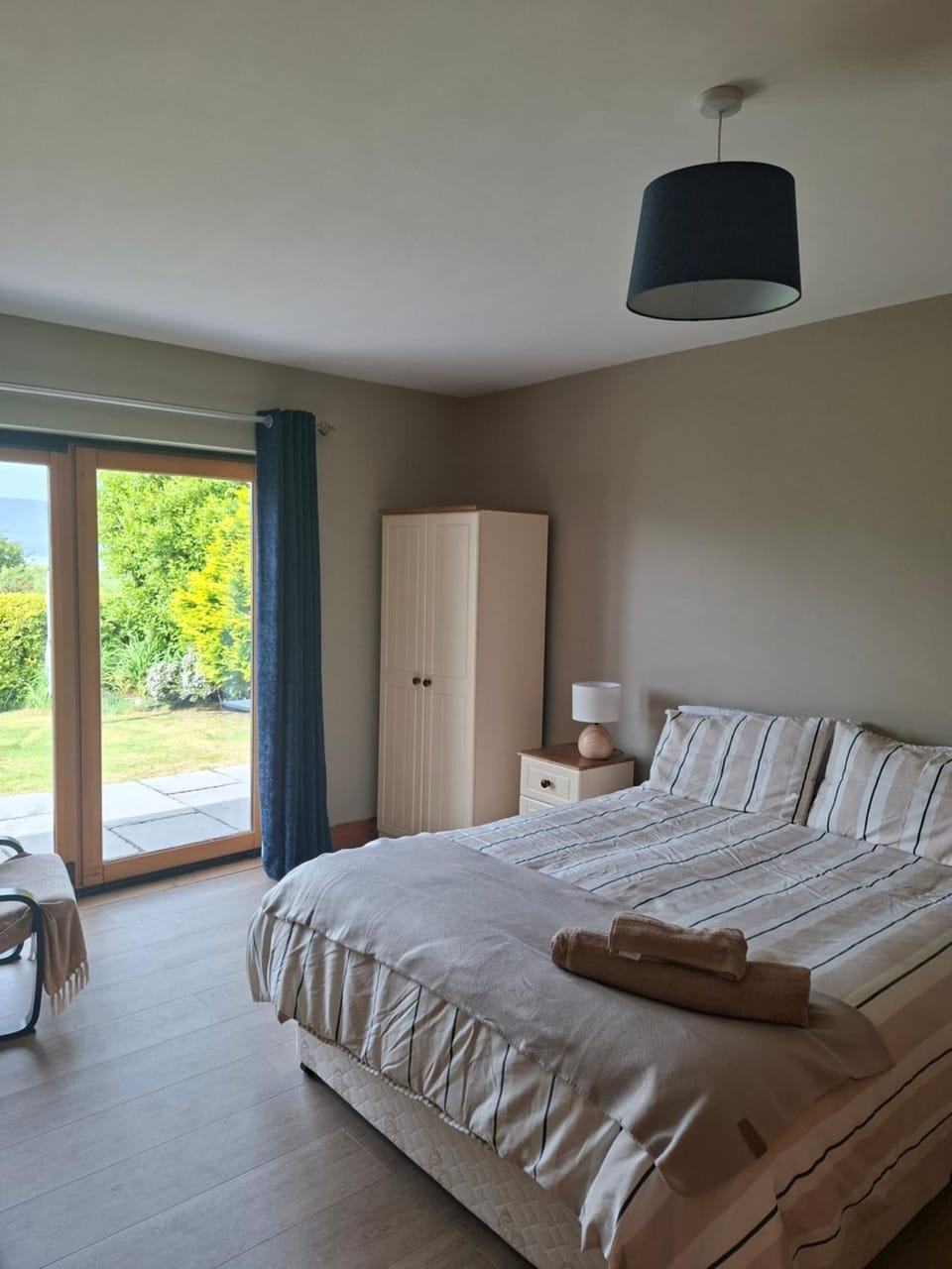 Bed, Bathroom, Photo of the whole room, Seating area, Bedroom, Sea view, towels, wardrobe