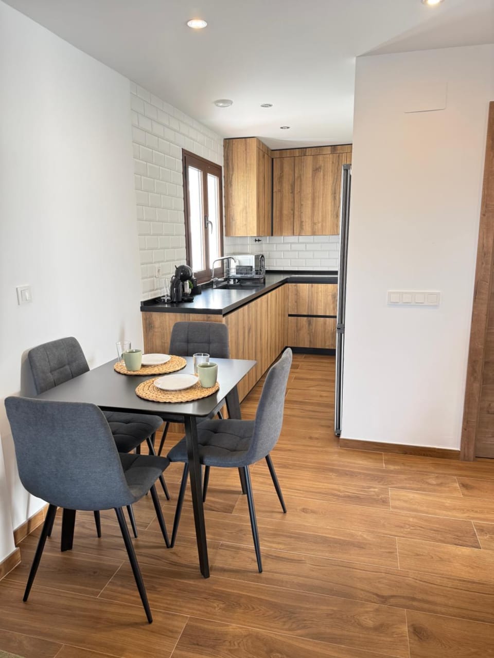 Kitchen or kitchenette, Dining area, stove